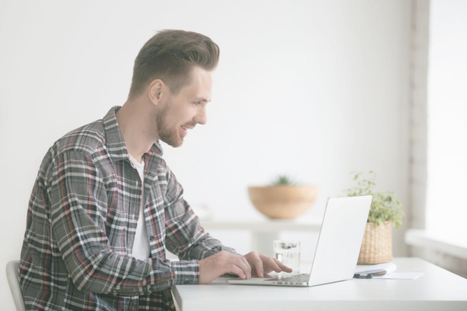 Espace de travail avec documents financiers et calculatrice